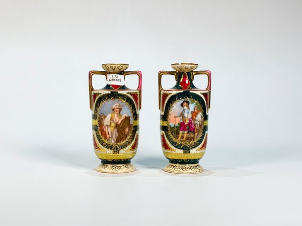 Par de Ánforas de Porcelana Royal Vienna con Escenas Galantes - imagen 1