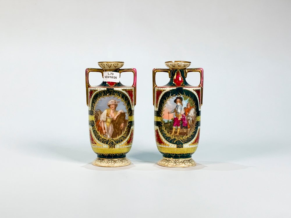 Par de Ánforas de Porcelana Royal Vienna con Escenas Galantes