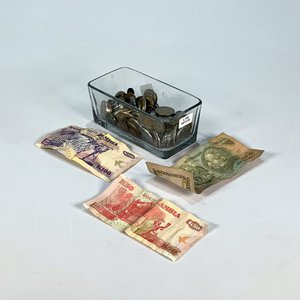 Lote de Monedas Varias y Billetes de Uruguay y África - imagen 1