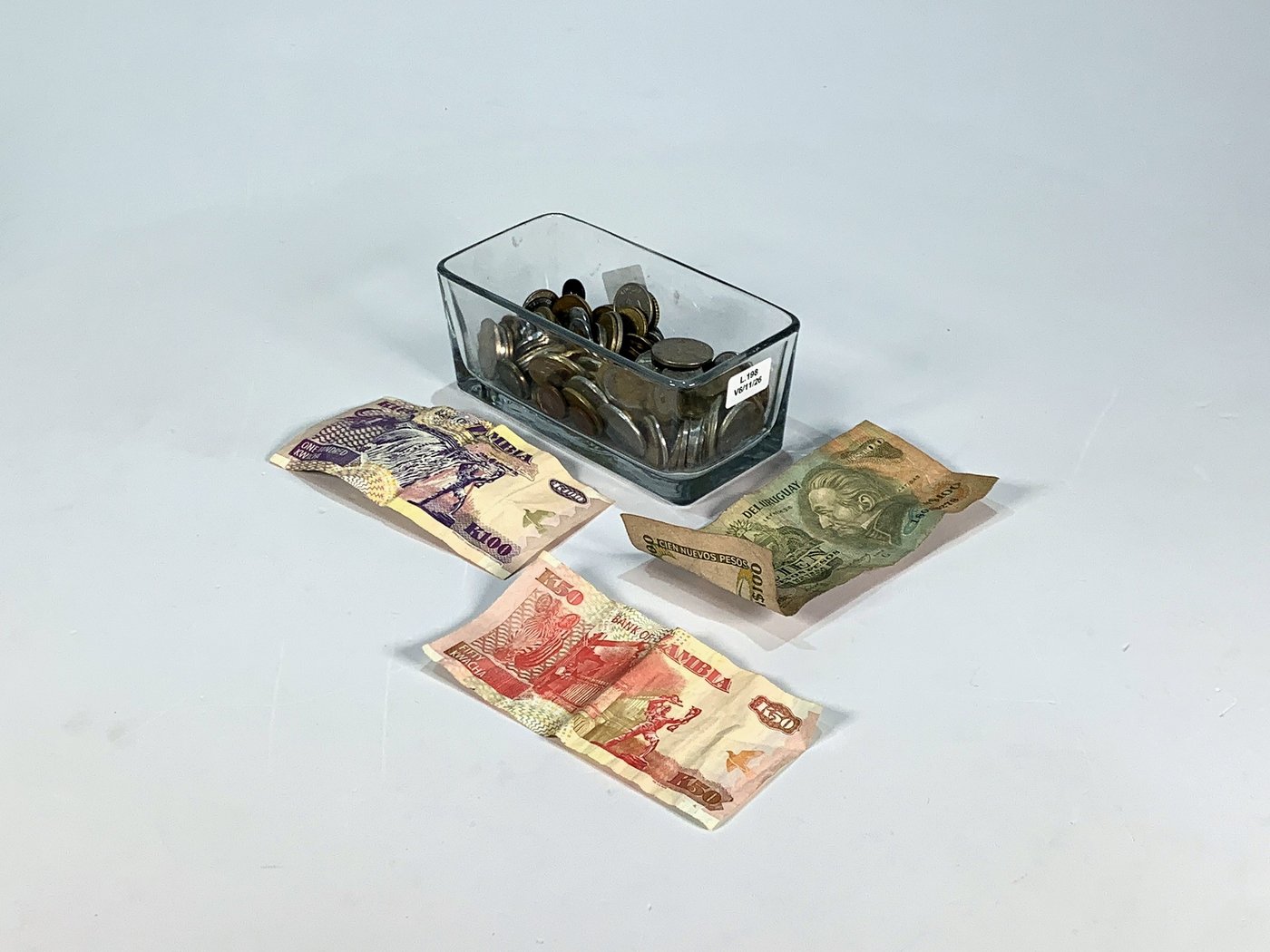 Lote de Monedas Varias y Billetes de Uruguay y África
