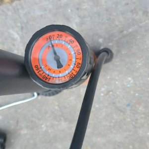 Inflador de Pie con Manómetro y Adaptadores - imagen 4