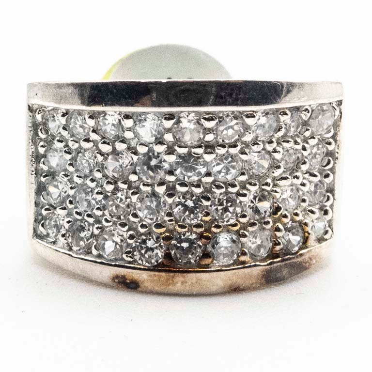 Anillo con Circonias y Detalles Metálicos