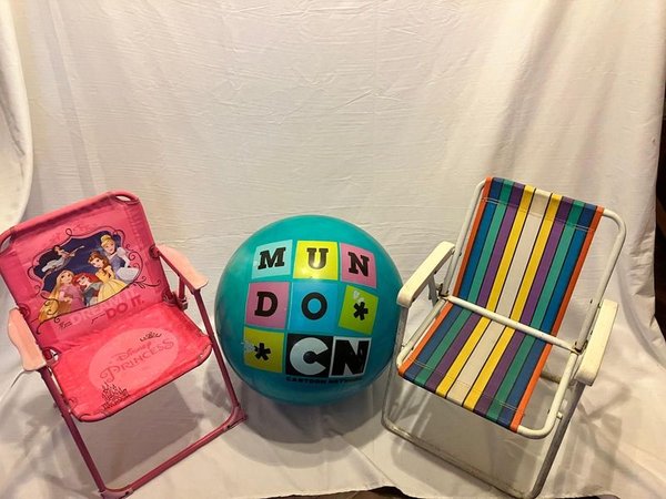 Set Infantil: Pelota Inflable Cartoon Network y Sillas Plegables Disney Princesas - imagen 1