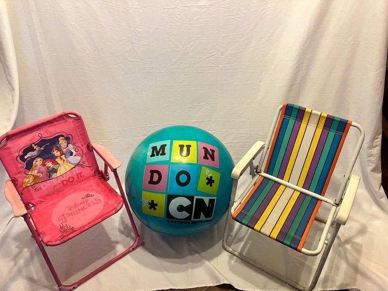 Set Infantil: Pelota Inflable Cartoon Network y Sillas Plegables Disney Princesas