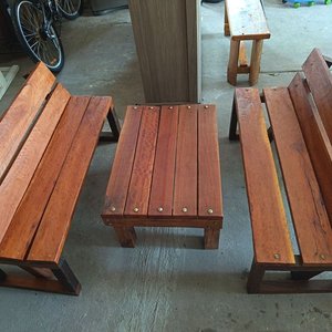 Juego de Patio de Madera: 2 Bancos y Mesa Central - imagen 2
