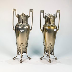 Lote anterior: Par de Ánforas Art Nouveau Metálicas con Decoración de Ramas y Patas de Garra de León