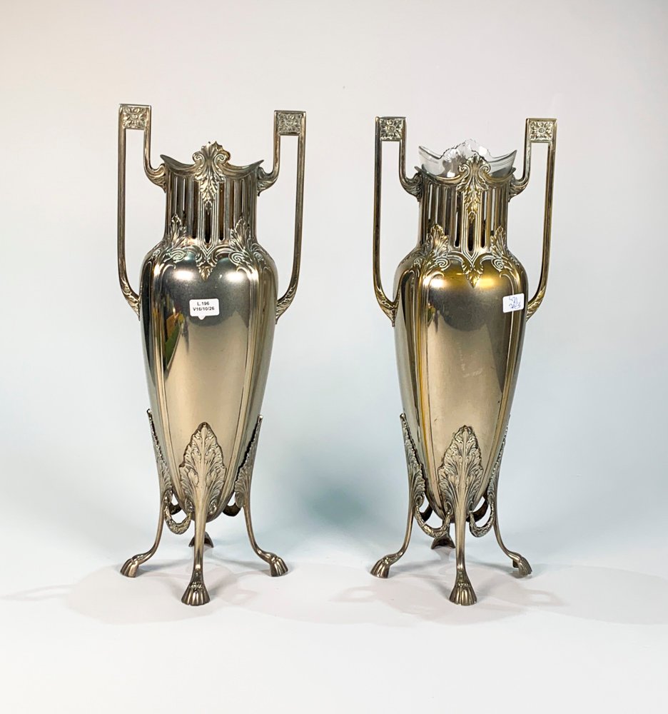 Par de Ánforas Art Nouveau Metálicas con Decoración de Ramas y Patas de Garra de León