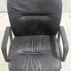 Silla de Oficina Tapizada en Cuero Negro con Estructura Metálica - imagen 2