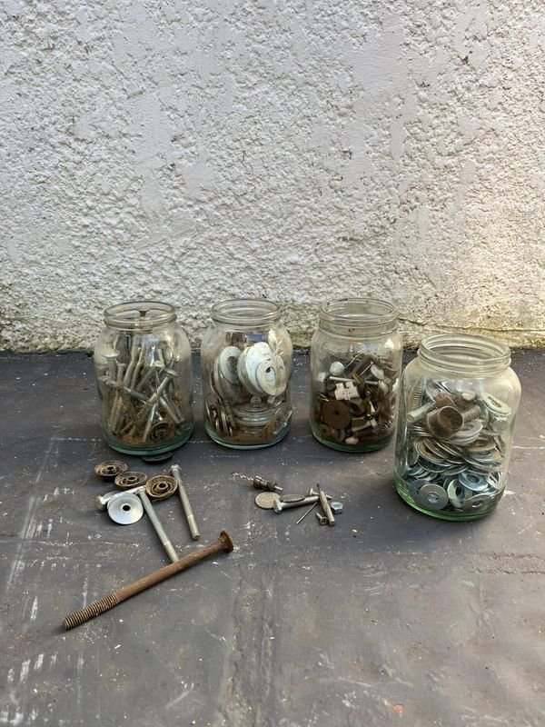 Colección de herramientas y accesorios en metal - imagen 2