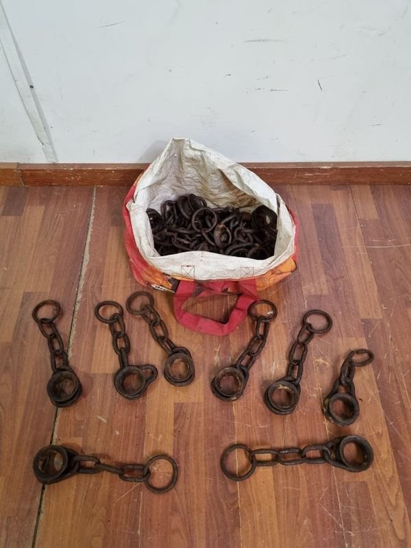 Lote de Cadenas y Argollas de Hierro Forjado con Óxido