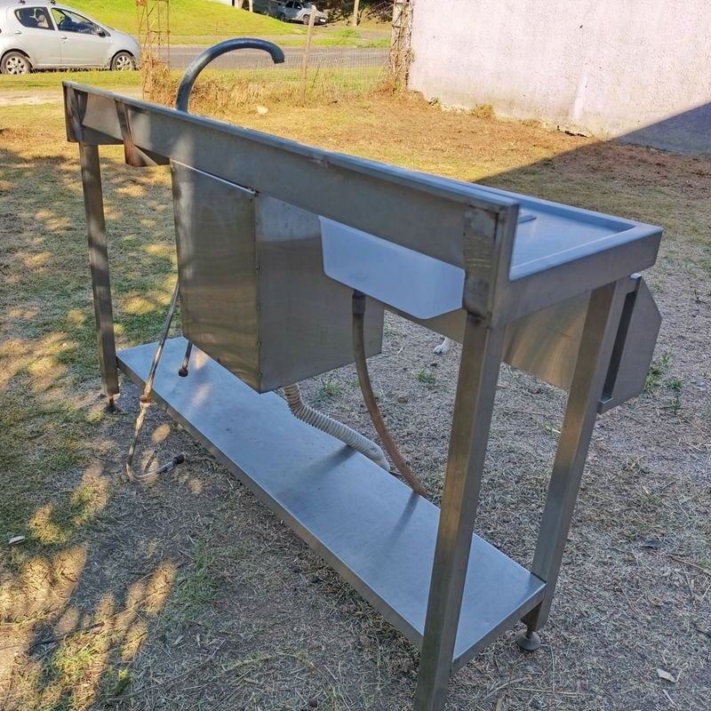 Mesada con bacha y canal frontal en acero inoxidable de uso industrial - imagen 6
