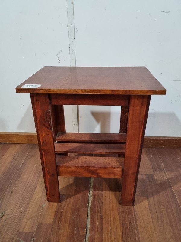 L 505 - Practica mesa auxiliar o banqueta en madera con estante inferior (Medidas 44x31x54cm) - imagen 1
