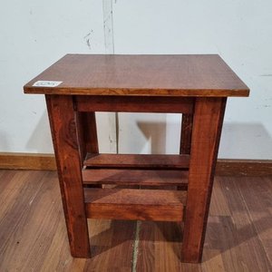 Lote siguiente: L 505 - Practica mesa auxiliar o banqueta en madera con estante inferior (Medidas 44x31x54cm)