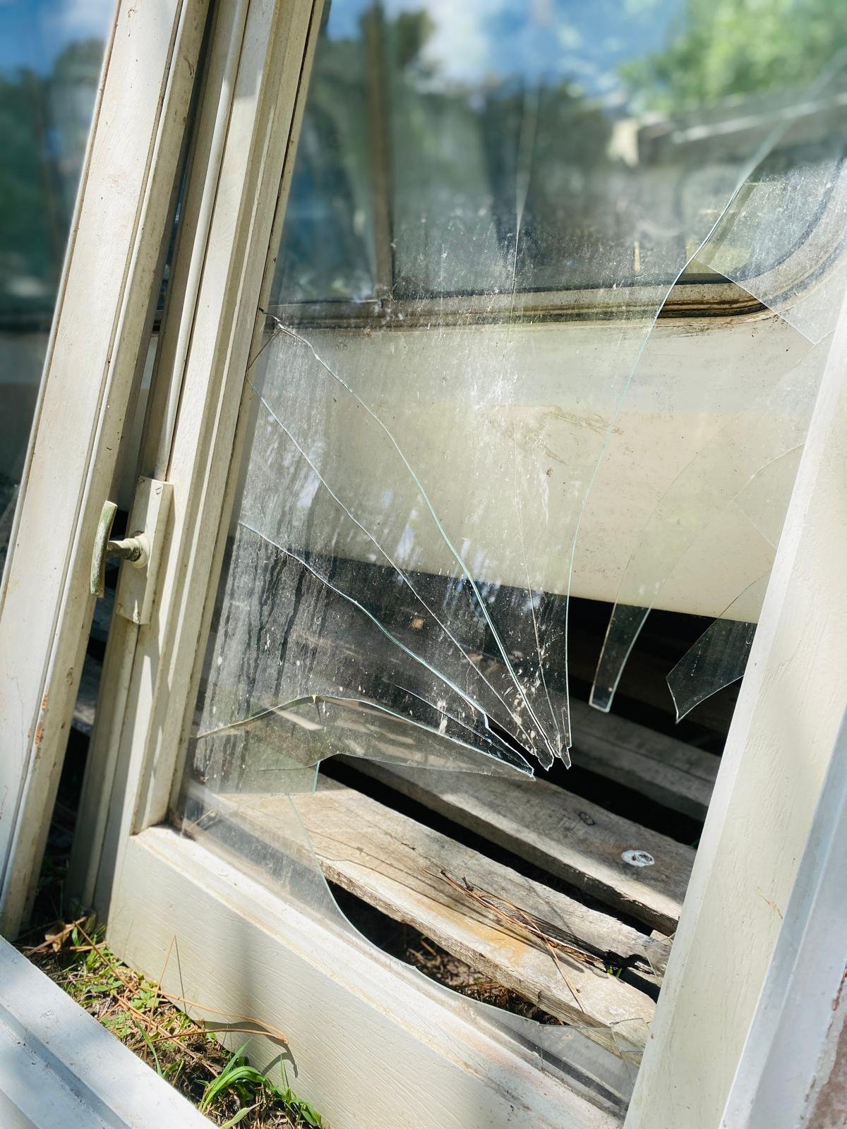 Ventana de madera rota para reparación - imagen 3