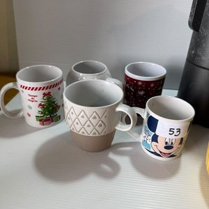 Lote de Cafetera Moka, Tazas Navideñas, Jarra Plástica y Más - imagen 5