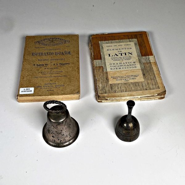 Lote de 2 Libros Antiguos y 2 Campanillas de Metal