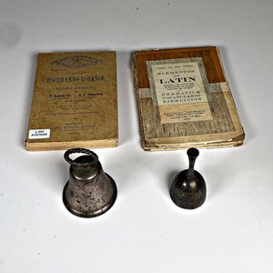 Lote de 2 Libros Antiguos y 2 Campanillas de Metal - imagen 1