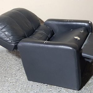 Sillón Reclinable Negro con Detalle en Tapizado - imagen 3