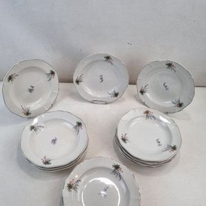 L 270 - 12 Piezas - Importante set de 12 platos hondos de la reconocida firma uruguaya Porcelana Olmos, con bordes festoneados y delicado decorado floral en tonos lilas y verdes, ideal para complementar su mesa - imagen 3