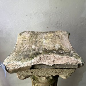 Pedestal de Hormigón Estilo Clásico con Inscripción - imagen 4