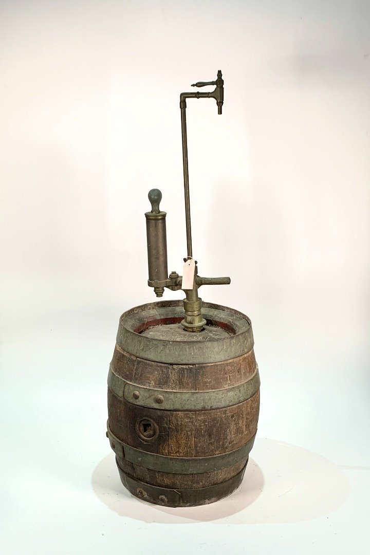 Barrel de cerveza en roble con bomba y monograma