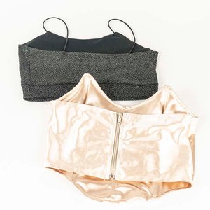 Conjunto de Dos Tops: Uno Brillante y Otro Strapless Color Champagne - imagen 2