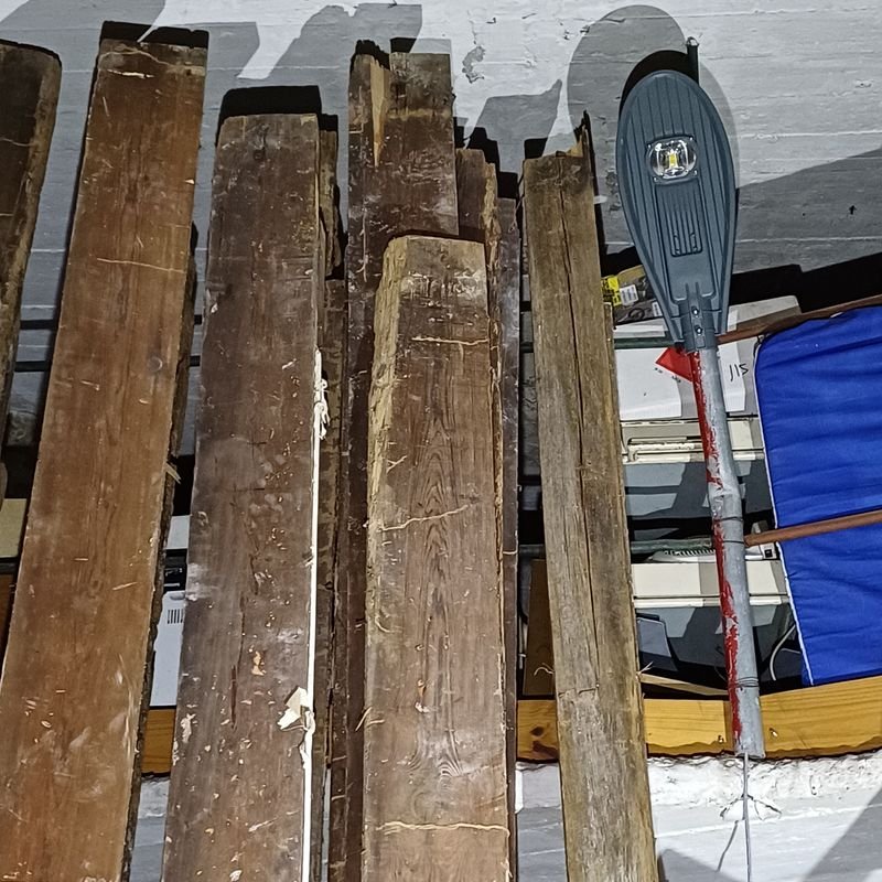 Seis tirantes de pinotea con rastros de polilla para decoración - imagen 5