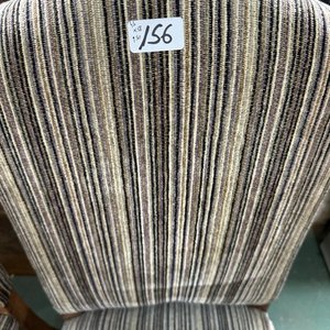 Lote siguiente: Juego de 2 Sillas Tapizadas Estilo Clásico con Patas Torneadas de Roble