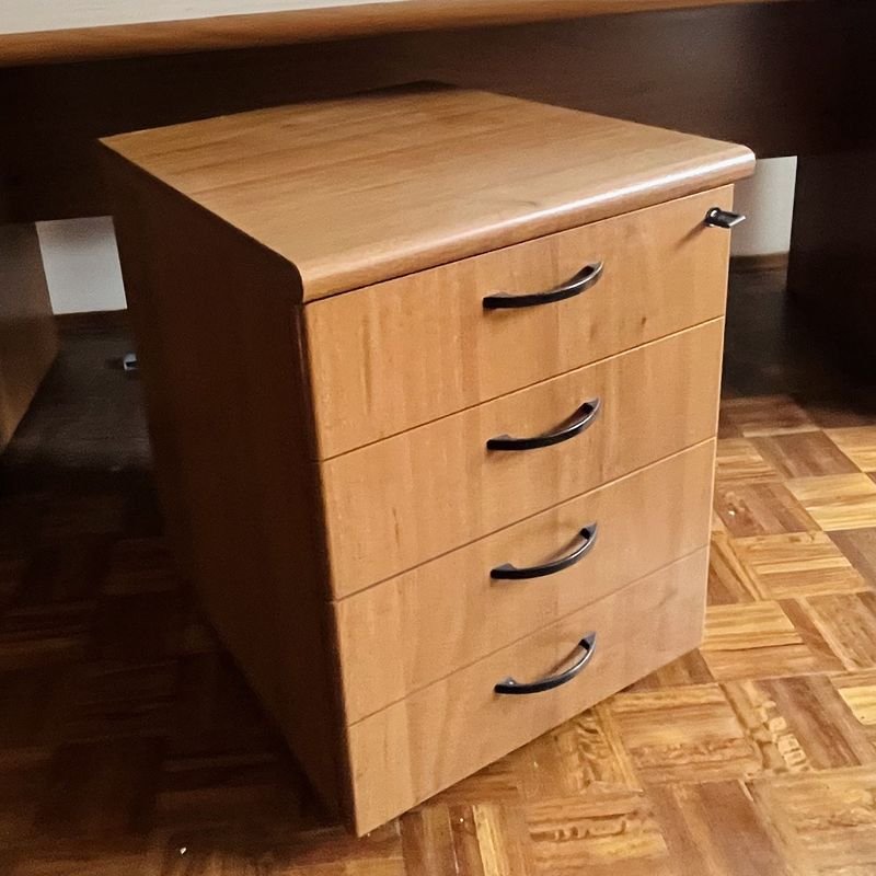 Escritorio y mueble cajonero de madera con cerradura - imagen 11