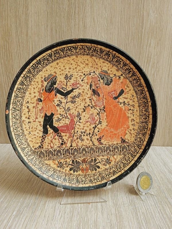 Plato de Terracota con Diseño Griego
