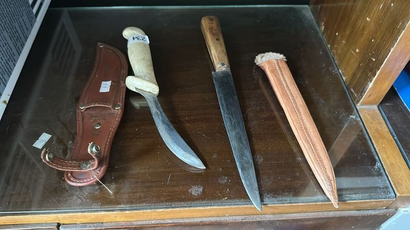 Cuchillos con vainas de cuero - imagen 2