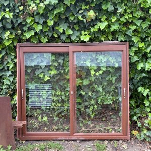 Lote anterior: Ventana de Hierro Marrón con Doble Hoja Corrediza
