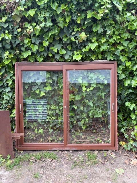 Ventana de Hierro Marrón con Doble Hoja Corrediza