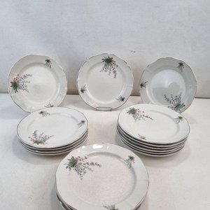 Lote siguiente: L 268 - 17 Piezas - Importante lote de 17 platos antiguos en porcelana de la firma 'Dlmos Industria Uruguaya' con motivos florales y bordes ondulados (12 postre 18cm / 5 playos 23cm)