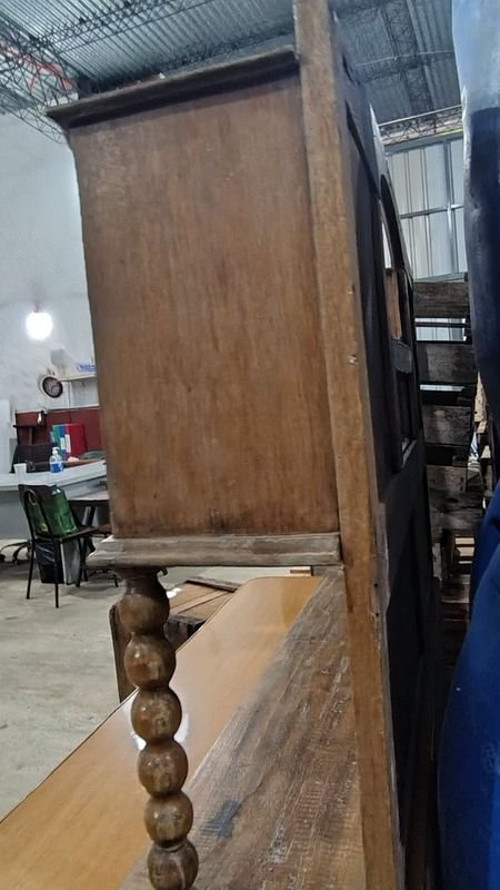 Mueble de Madera con Puertas de Vidrio en Buena Condición - imagen 5