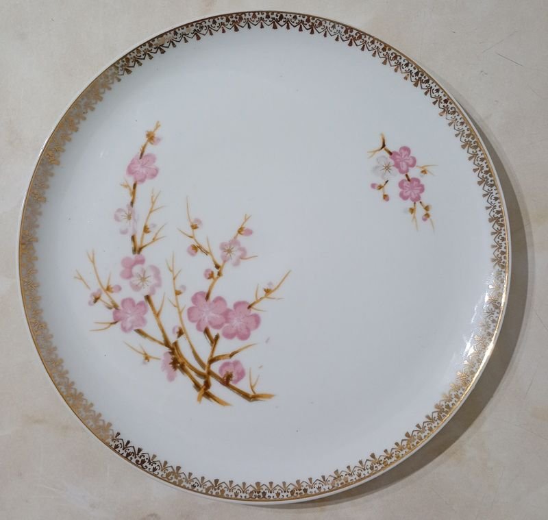 Plato de Loza Blanco con Motivo Floral y Bordo Dorado - imagen 2