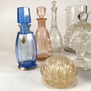 Lote de 8 piezas de vidrio: botellones, bombonera, jarra y violeteros - imagen 4