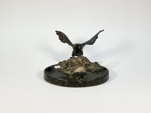 Centro de Granito Negro con Escultura de Águila en Bronce