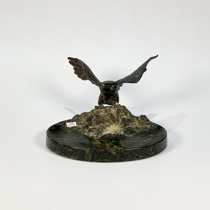Lote anterior: Centro de Granito Negro con Escultura de Águila en Bronce