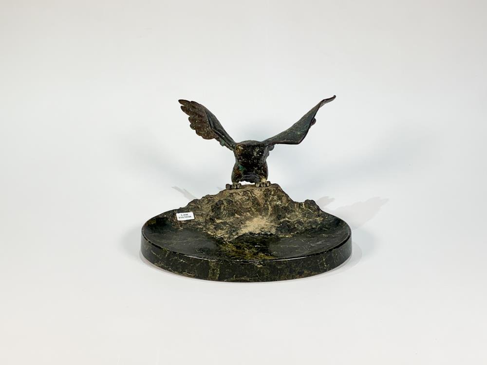 Centro de Granito Negro con Escultura de Águila en Bronce