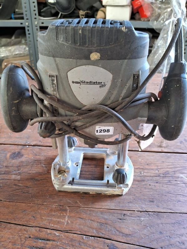 Lote siguiente: Fresadora de mano marca GLADIATOR en venta