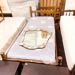 Espejo Antiguo con Marco Dorado y Cama de Una Plaza - imagen 2