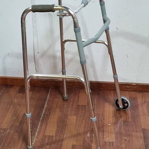 Andador Ortopédico Plegable de Metal Cromado con Ruedas Frontales - imagen 4