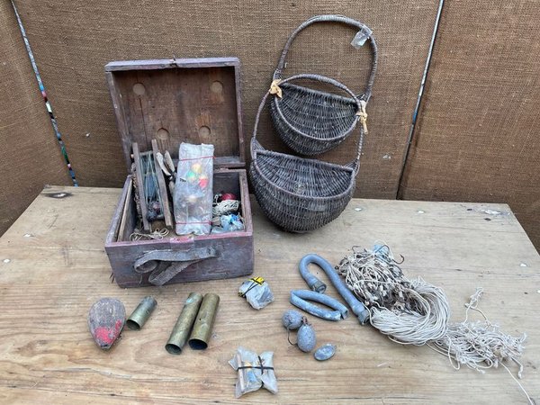 LOTE DE PESCA ANZUELOS DE ANTES BUENASOS ETC ETC CAJA DEE MADERA PLOMO ETC ET