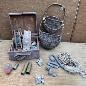 LOTE DE PESCA ANZUELOS DE ANTES BUENASOS ETC ETC CAJA DEE MADERA PLOMO ETC ET - imagen 1