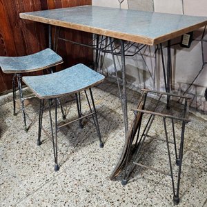 Mesa de Comedor con 3 Banquetas Metálicas - imagen 3
