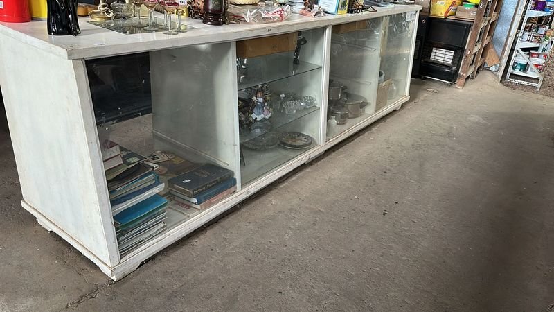 Un mostrador grande blanco para decoración y almacenamiento - imagen 2