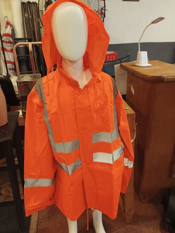 Equipo de lluvia naranja con capucha y pantalón - imagen 2
