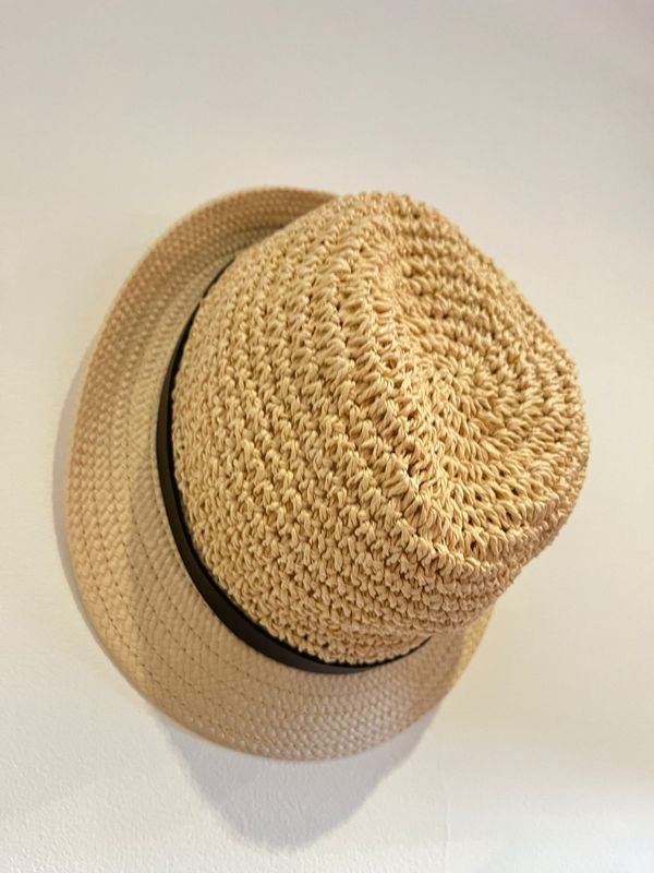 Sombrero tipo Panamá de fibras color beige con cinta - imagen 2