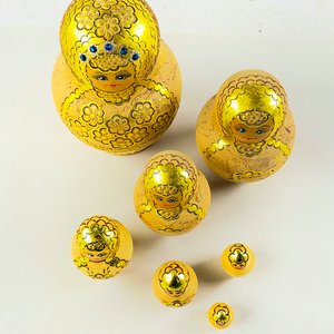 Muñecas Mamushka de Madera Doradas con Detalles Florales - imagen 2